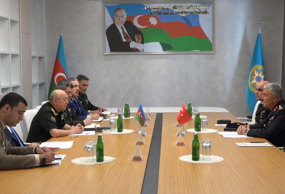 اجتماع بين وزير الطوارئ الأذربيجاني وقائد القوات الجوية لقوات الدرك التركية