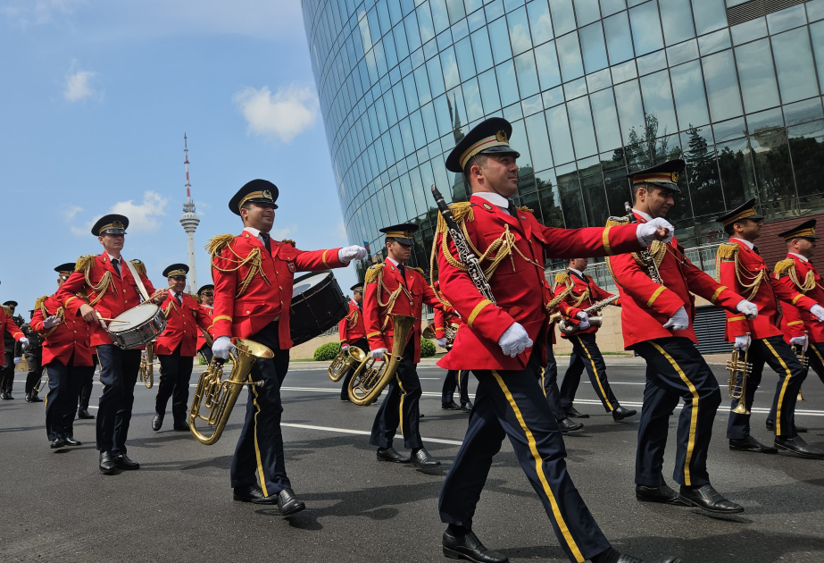 Soldiers marching in parade through Baku in Armed Forces Day celebration VIDEO