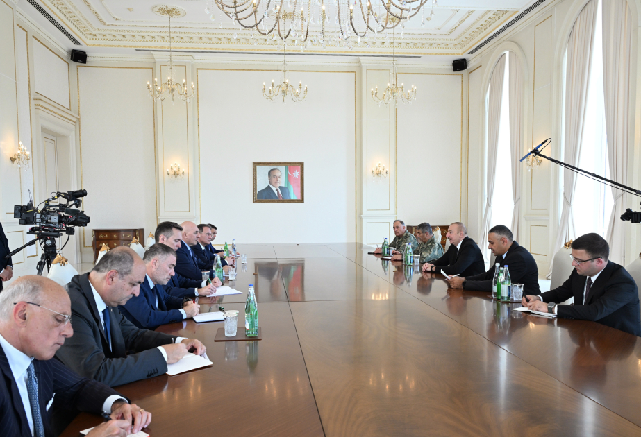 El Presidente Ilham Aliyev recibió a una delegación encabezada por el Ministro de Defensa de Italia