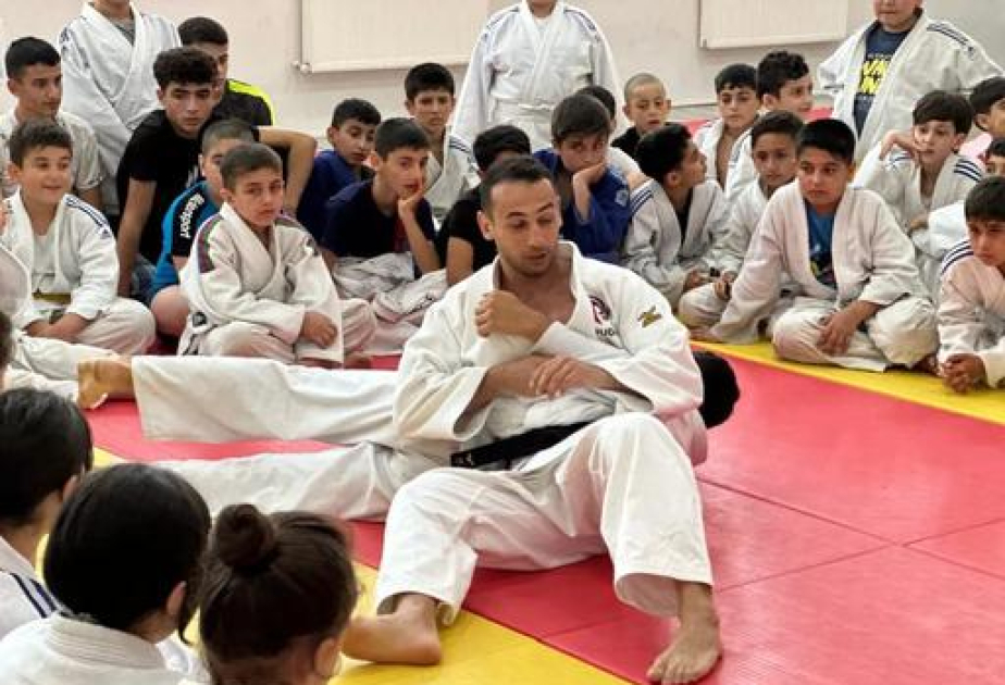 İdman səfiri Orxan Səfərov Sabirabad rayonunda uşaqlarla görüşüb