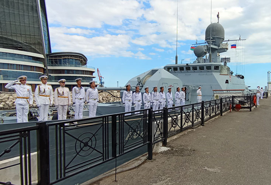 Buques de la Flotilla del Caspio de la Armada Rusa llegaron a Bakú con una visita amistosa
