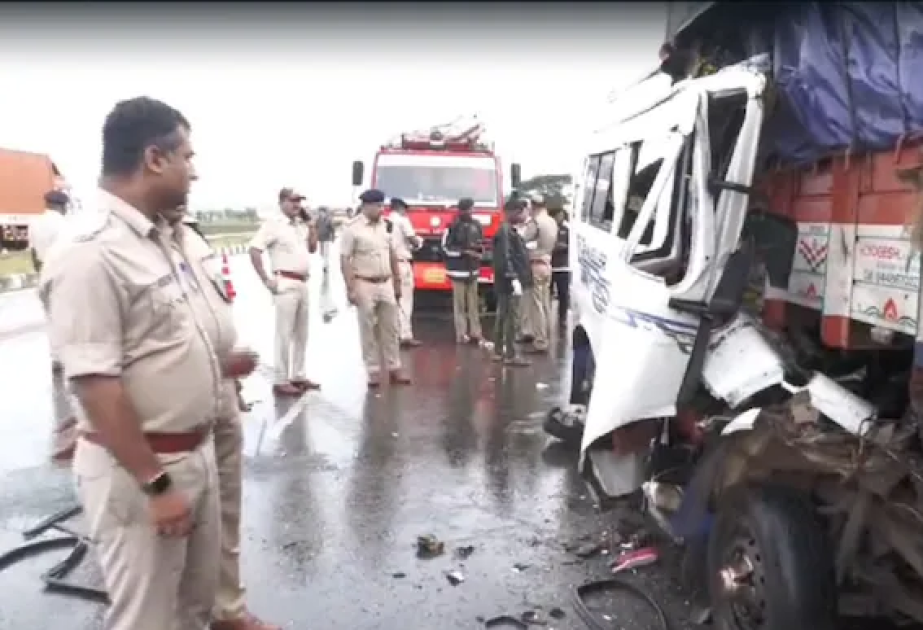 Hindistanda mikroavtobus yük maşını ilə toqquşub, azı 13 nəfər ölüb