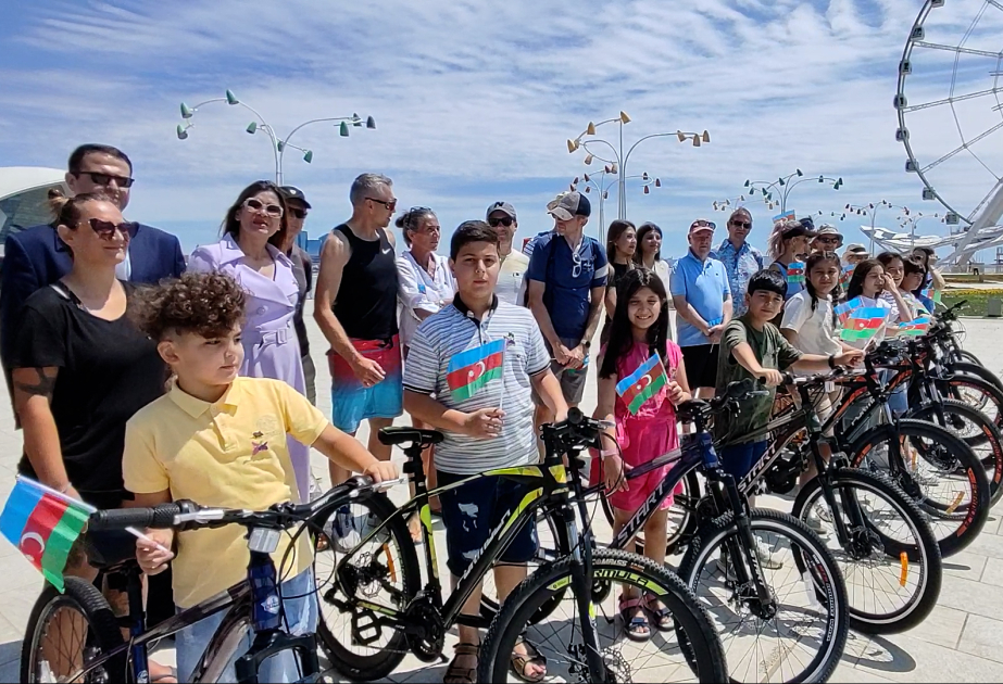 Beynəlxalq veloyürüşün iştirakçıları Bakıda şəhid uşaqlarına velosiped hədiyyə ediblər