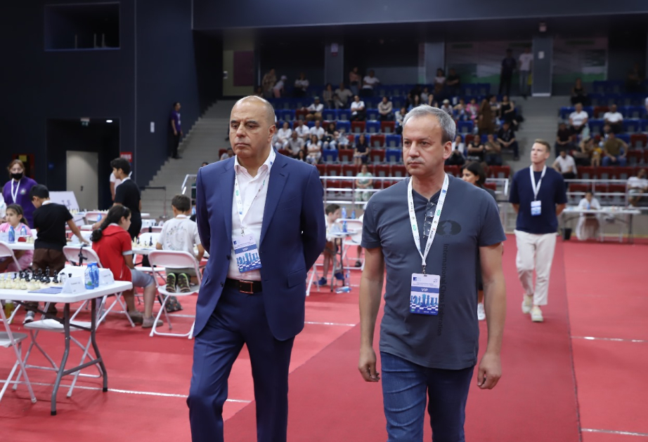 Le président de la Fédération internationale des échecs arrive à Bakou