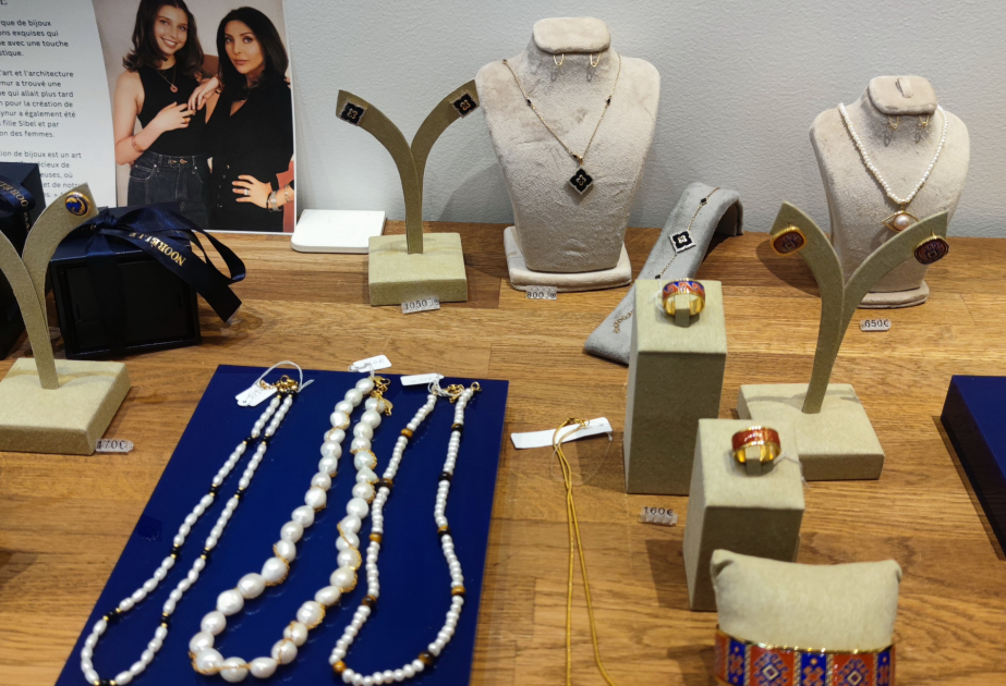 En Paris se presentan las joyas diseñadas a base de los motivos nacionales azerbaiyanos