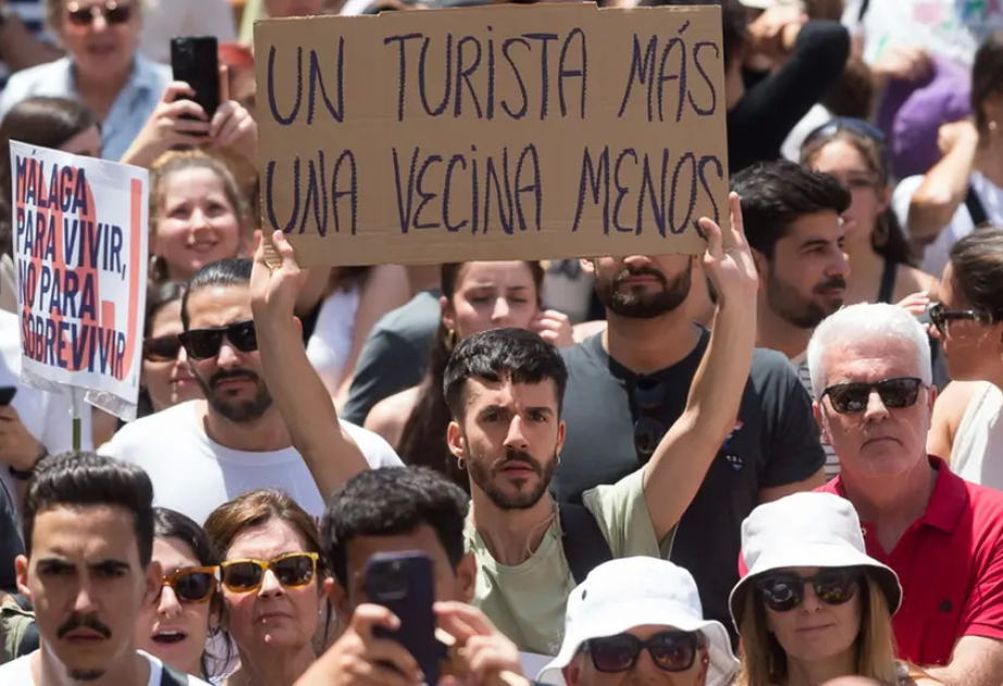 Испанцы протестуют против массового туризма: Это не туризм, это вторжение