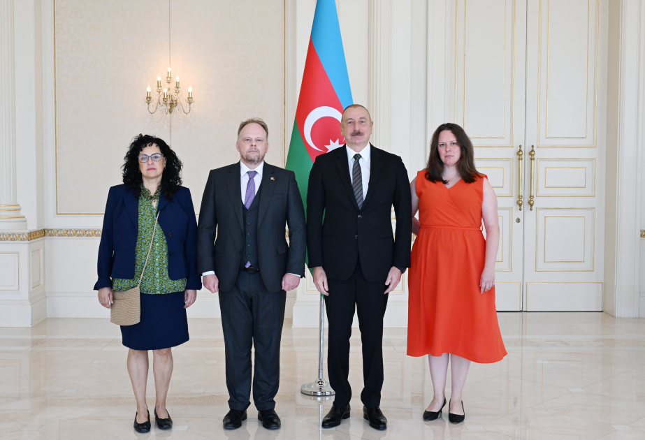 Le président azerbaïdjanais reçoit les lettres de créance du nouvel ambassadeur du Canada à Bakou  MIS A JOUR VIDEO