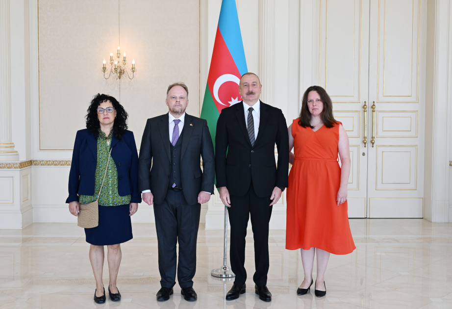 El Presidente Ilham Aliyev recibió las credenciales del nuevo Embajador de Canadá