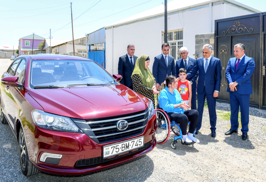 Sağlamlıq imkanları məhdud şəxsə avtomobil hədiyyə edilib