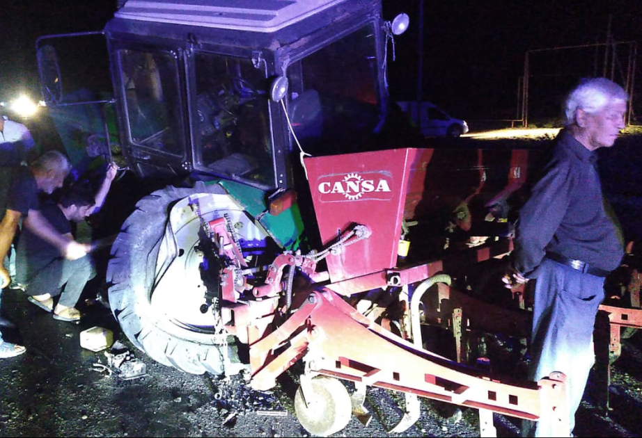 Salyanda minik avtomobilləri və traktor toqquşub, yaralılar var