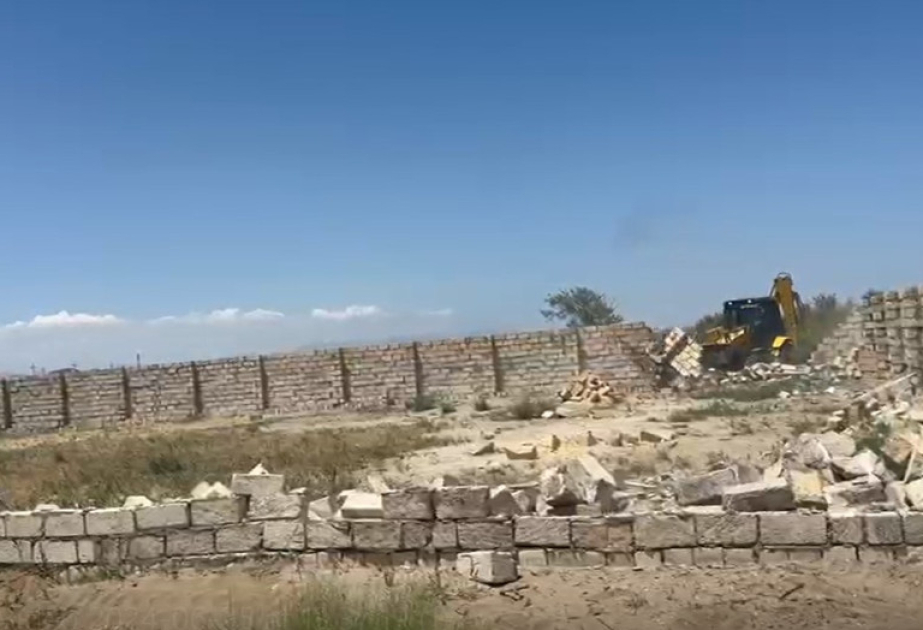 Sumqayıt şəhərinin Xəzər bağları yaşayış massivi ərazisində qanunsuz hasarlar sökülüb VİDEO