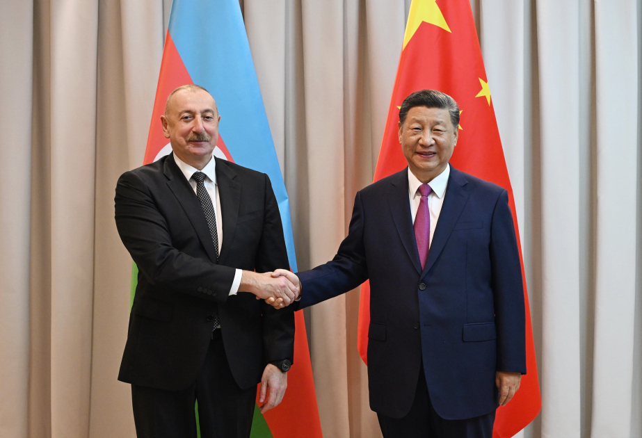 阿塞拜疆总统伊利哈姆·阿利耶夫与中华人民共和国主席习近平在阿斯塔纳举行会晤