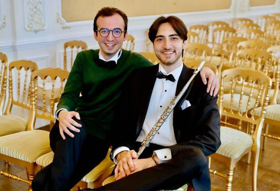 Duo Avey - молодые азербайджанские музыканты исполняют в Париже азербайджанскую музыку