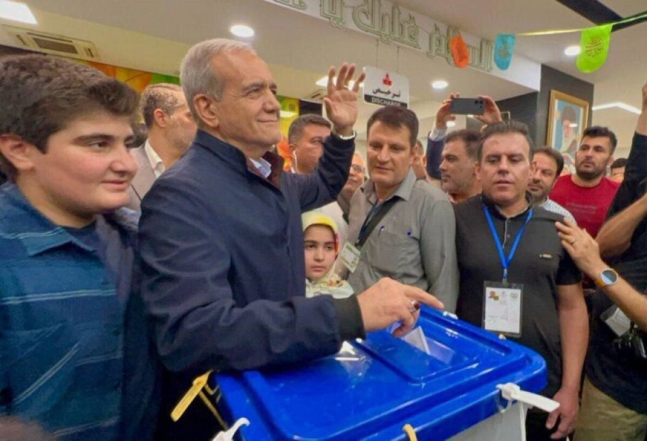 İranda prezident seçkilərinin ikinci turunda hər iki namizəd səs verib