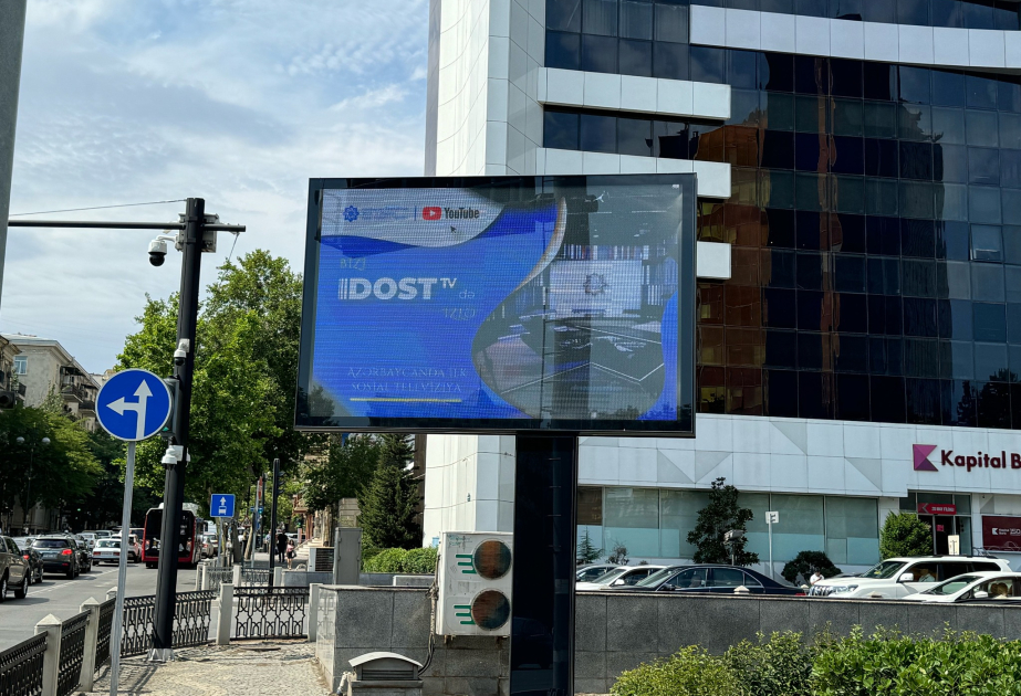 Paytaxtın müxtəlif məkanlarında DOST TV ilə bağlı posterlər nümayiş olunur