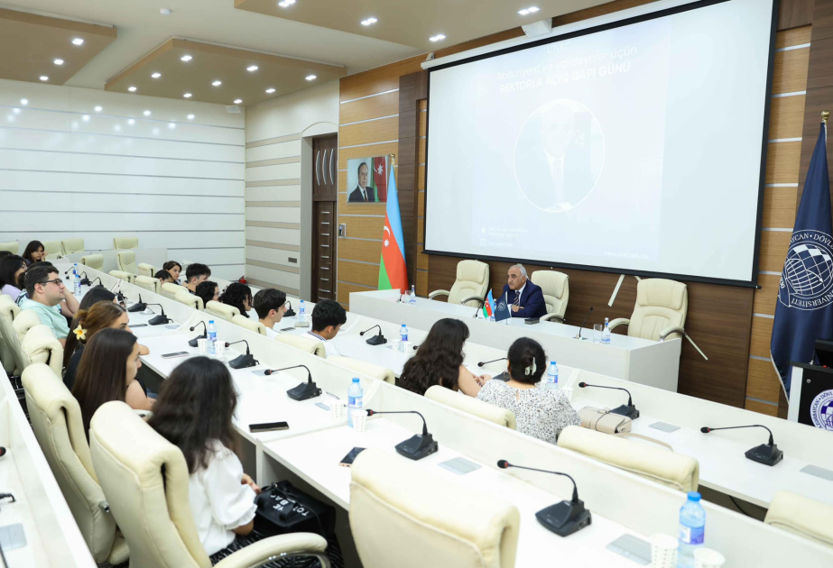 UNEC rektoru abituriyent və valideynlərlə görüşüb