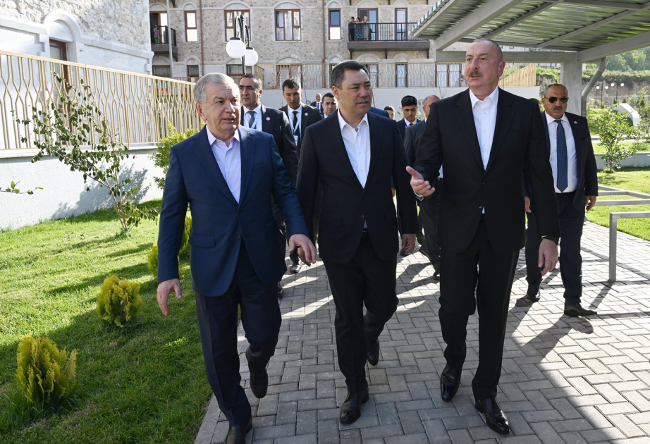 Президенты Азербайджана, Узбекистана и Кыргызстана побывали в первом жилом комплексе и мечети Ашагы Говхар Ага в Шуше, совершили прогулку по городу ОБНОВЛЕНО ВИДЕО