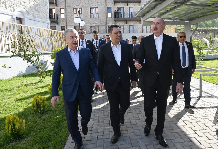 Choucha : les présidents azerbaïdjanais, ouzbek et kirghiz visitent le premier complexe résidentiel, la mosquée Achaghy Gövher Agha et la ville VIDEO