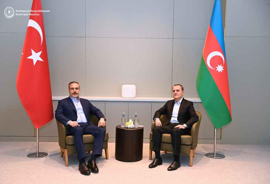 Los Ministros de Exteriores de Azerbaiyán y Türkiye se reúnen en Shusha