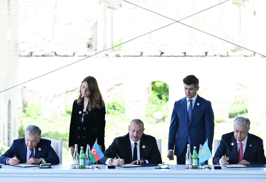 La ceremonia de firma de la Declaración de Karabaj de la Cumbre extraoficial de la Organización de Estados Túrquicos se celebró en Shusha
