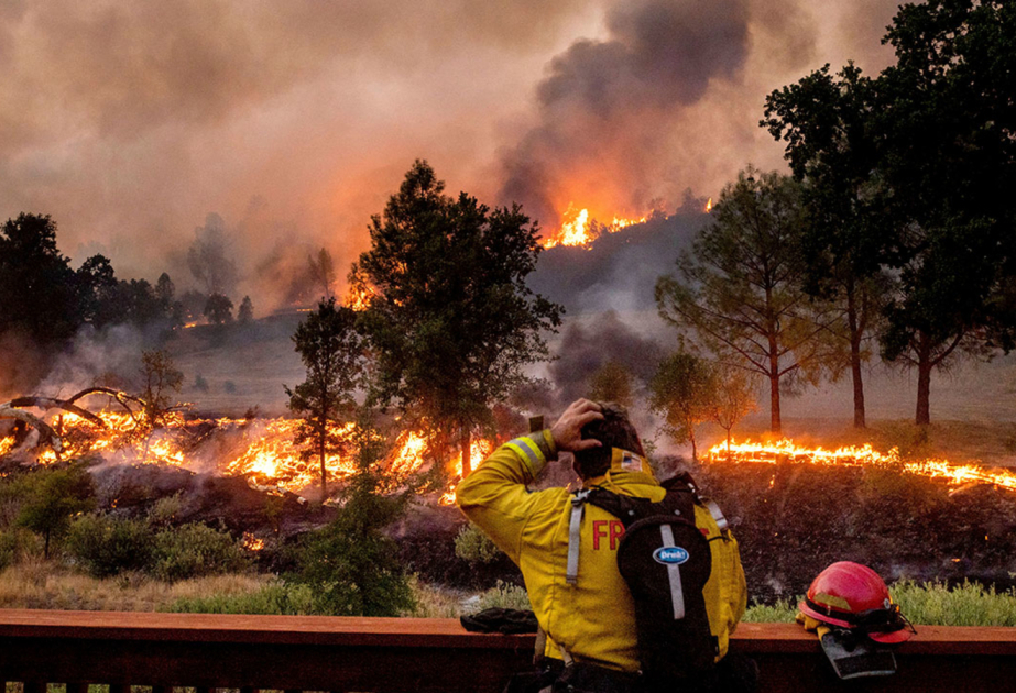 Thousands evacuated from California wildfires