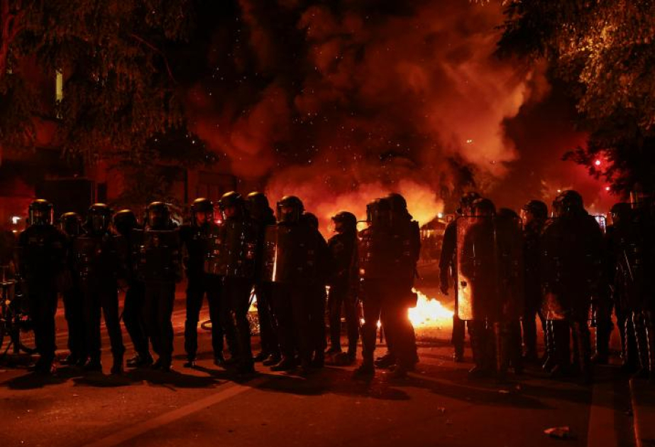 Des gaz lacrymogènes utilisés contre les manifestants rassemblés contre l'extrême-droite à Paris VIDEO