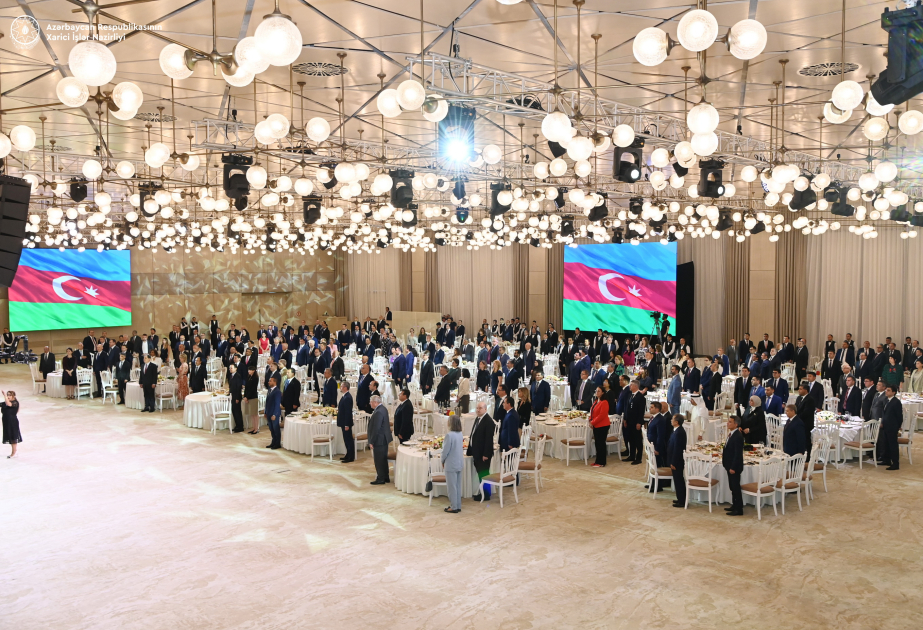Se organiza una recepción oficial con motivo del 105 aniversario de los órganos del servicio diplomático de Azerbaiyán