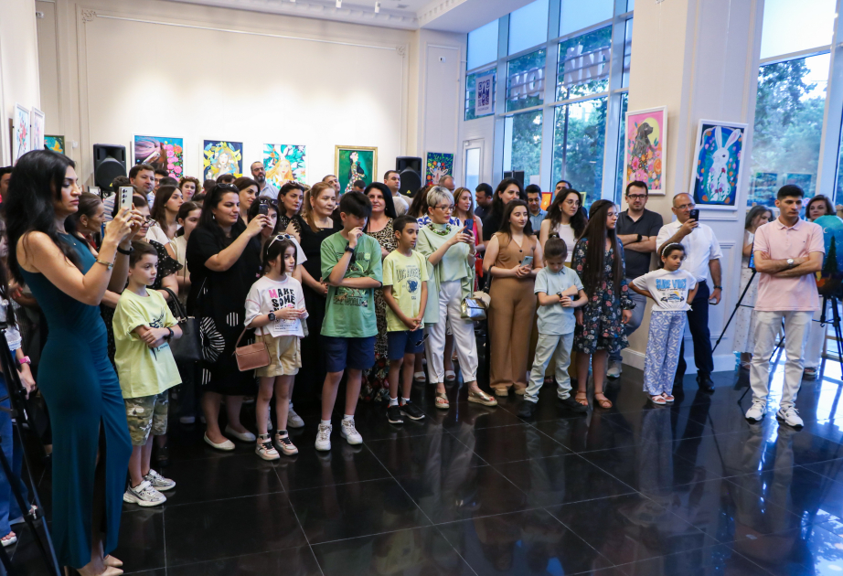 В Баку открылась выставка юных художников «Наш волшебный мир»