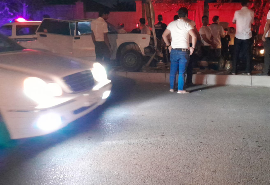 İmişlidə minik maşını işıq dirəyinə çırpılıb, xəsarət alan var