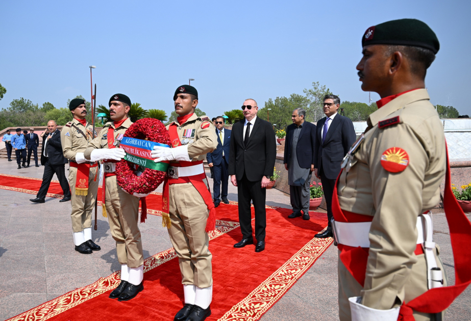 El Presidente de Azerbaiyán visita el Monumento Nacional en Islamabad
