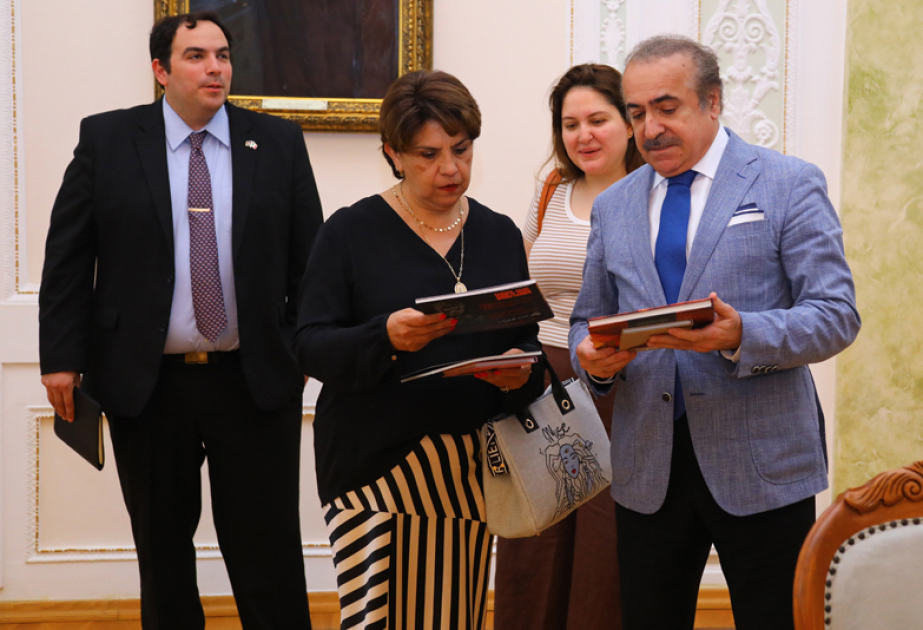 La Embajadora de México en Azerbaiyán visita el Museo de Literatura
