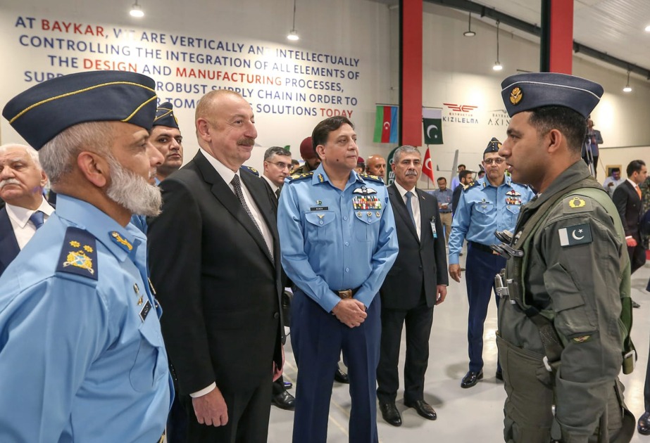 Präsident Ilham Aliyev besichtigt Militärausstellung in Islamabad VIDEO