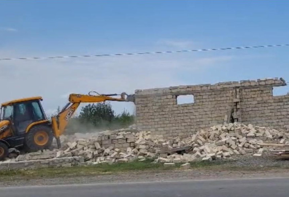 Qubanın Zərdabi qəsəbəsində qanunsuz inşa olunan tikili sökülüb VİDEO