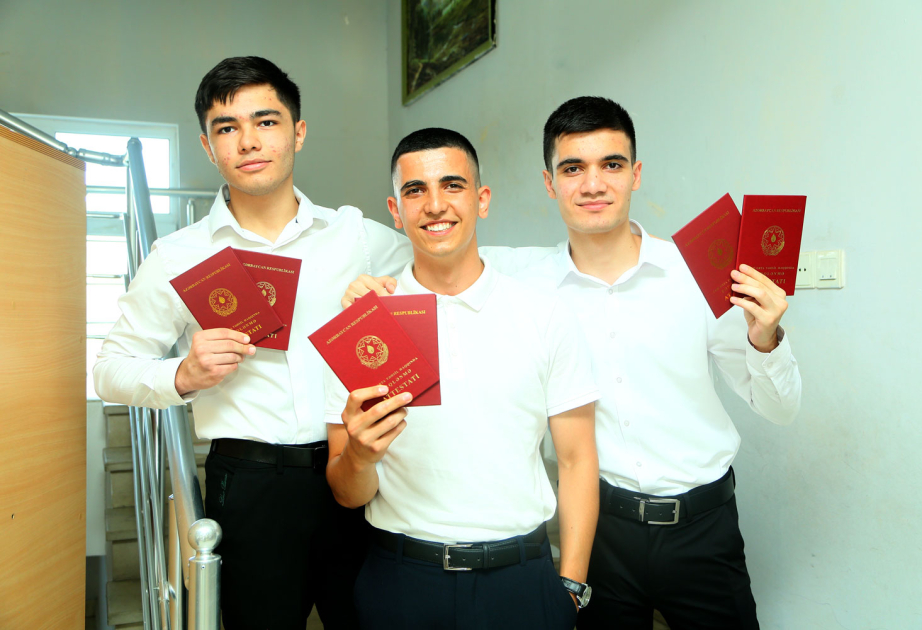 Paytaxt üzrə 3320 nəfər məktəbi fərqlənmə attestatı ilə bitirib