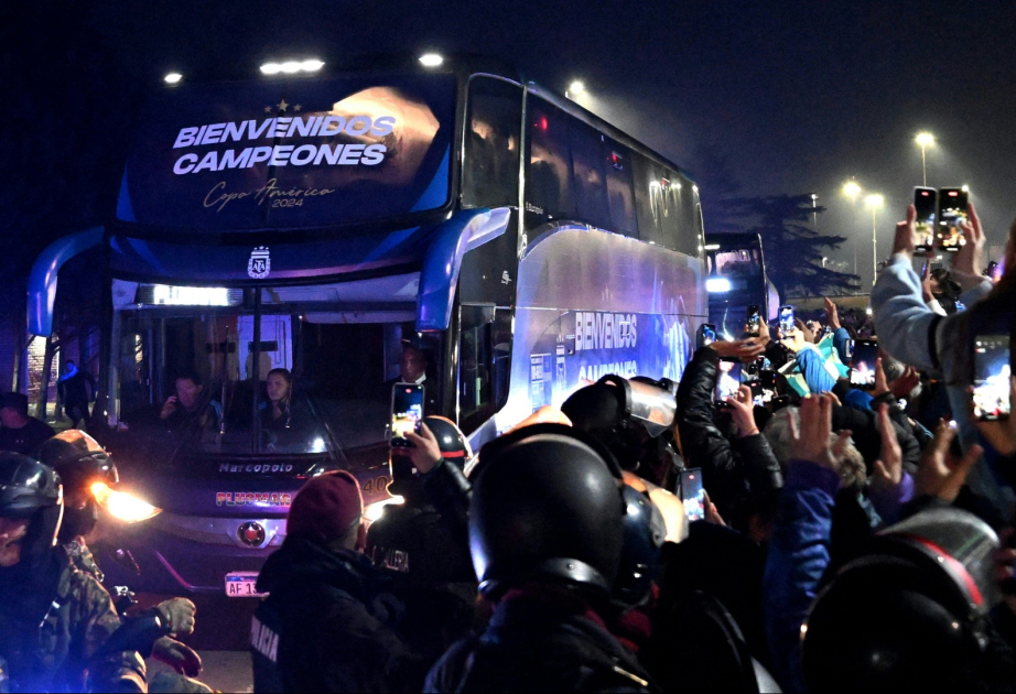 Argentiniens Copa-Sieger von Hunderten Fans empfangen