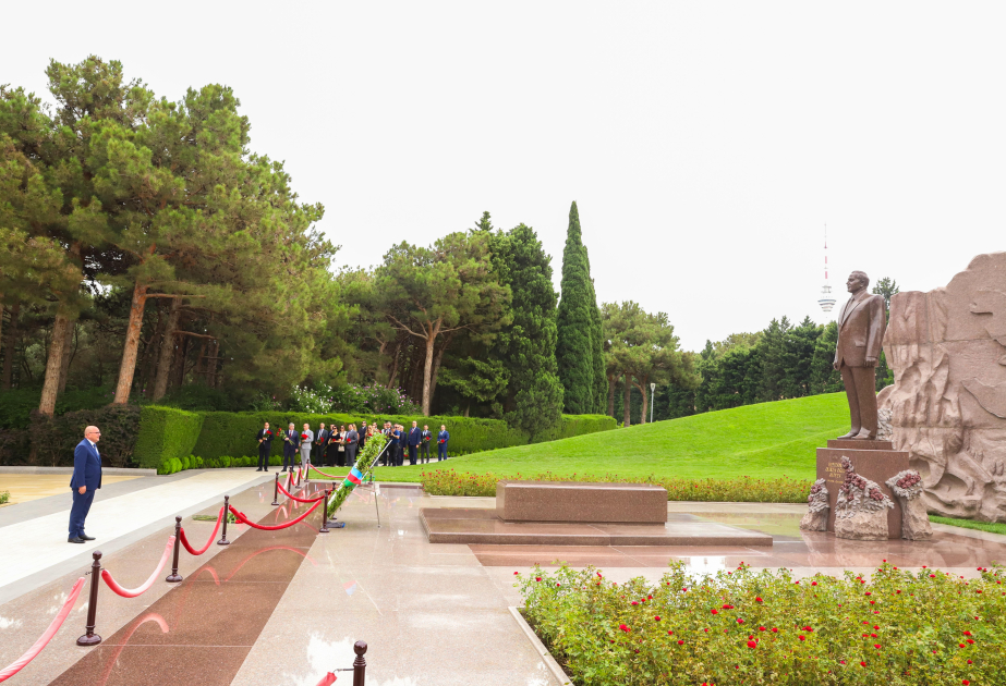 Коллектив АНАМА посетил могилу великого лидера
