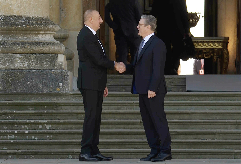 Präsident Ilham Aliyev weilt zu Arbeitsbesuch in Großbritannien, um am 4. Gipfel Gipfel der Europäischen Politischen Gemeinschaft teilzunehmen VIDEO