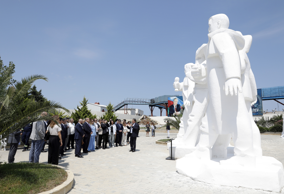 Организована поездка пресс-секретарей ряда государственных учреждений и компаний на Нефтяные камни