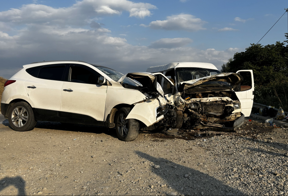 Şamaxıda mikroavtobus minik avtomobili ilə toqquşub VİDEO