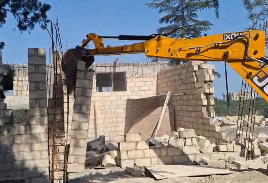 Yeni Gəncə qəsəbəsi ərazisində qanunsuz inşa edilən tikili sökülüb