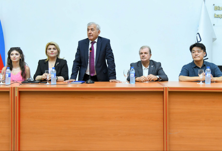 BMU rektoru Koreyada yay məktəbində iştirak edəcək tələbələrlə görüşüb