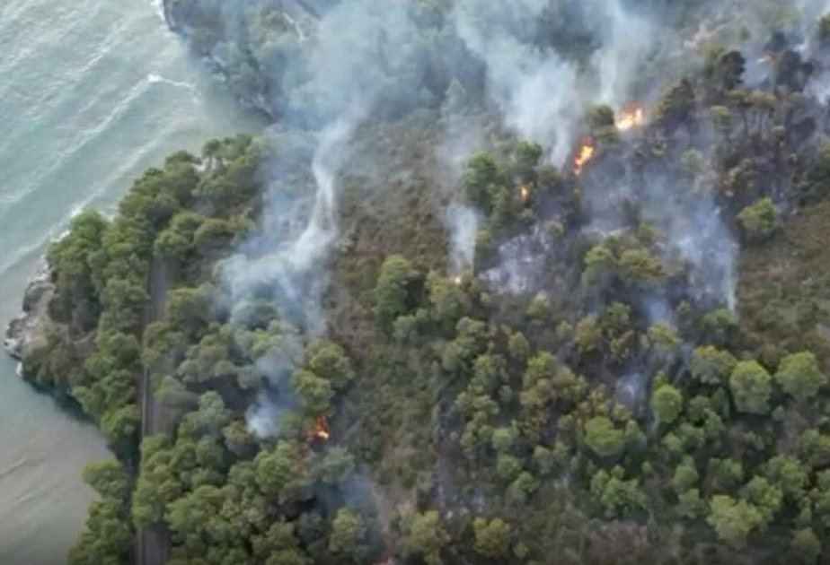 1,000 tourists evacuated after fire in southern Italy