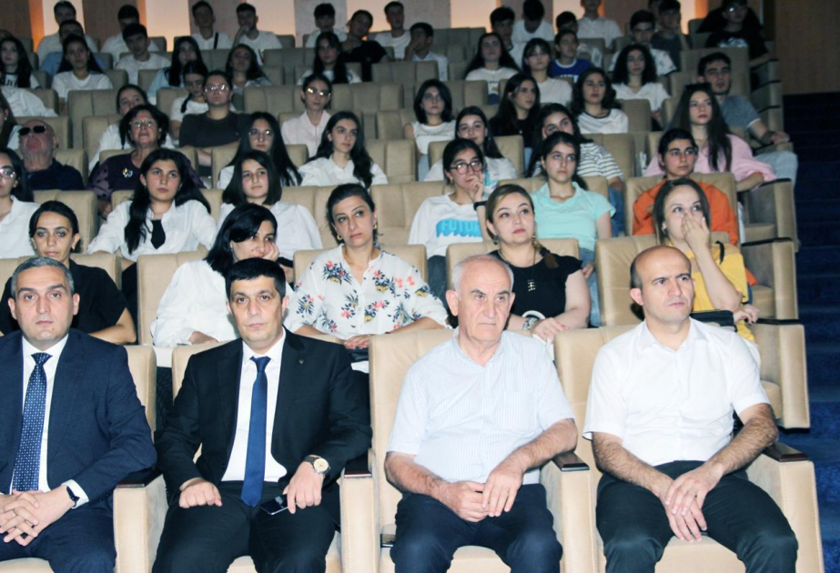 Qarabağ Universitetinin rektoru yüksək bal toplayan abituriyentlər ilə görüşüb