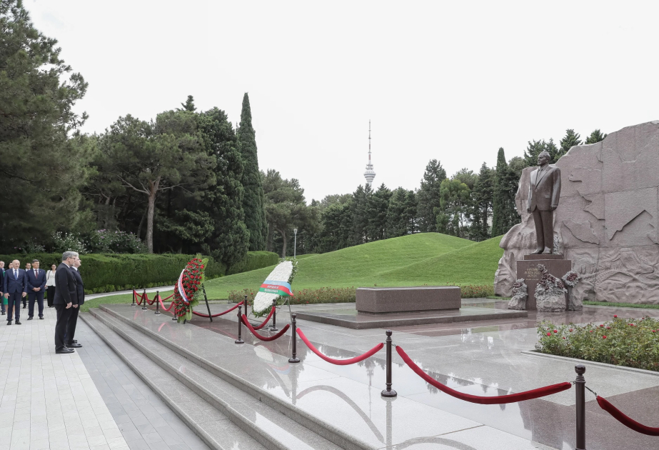 Serbian delegation pays tribute to National Leader Heydar Aliyev and Azerbaijani martyrs