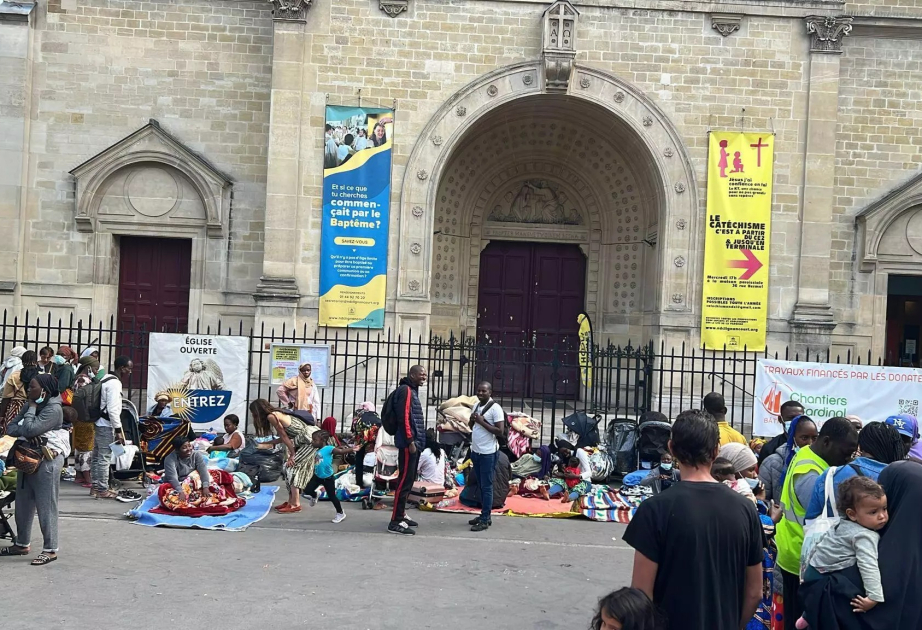 Des dizaines de familles sans-abri campent devant la mairie du 18ᵉ arrondissement de Paris