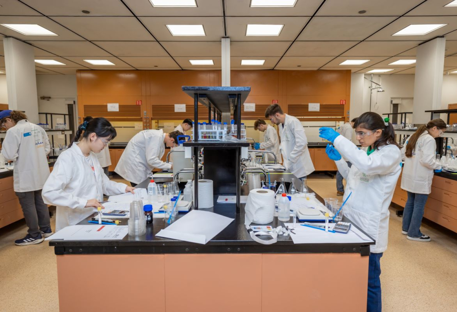 Riyad : 333 étudiants de 90 pays passent l'examen pratique aux Olympiades internationales de chimie