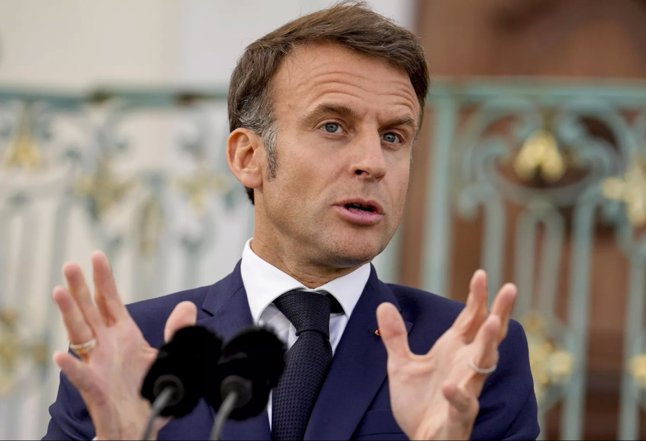 Paris meri Makronu ölkədə parçalanma yaratmaqda ittiham edib