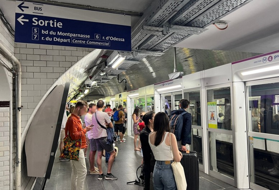 Parisdə metroda antiolimpiya stikerləri yapışdırdıqlarına görə səkkiz fəal saxlanılıb