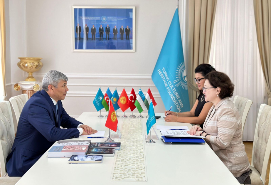 La presidenta de la Fundación de Cultura y Patrimonio Túrquicos se reúne con el recién nombrado embajador de Kirguistán en Azerbaiyán