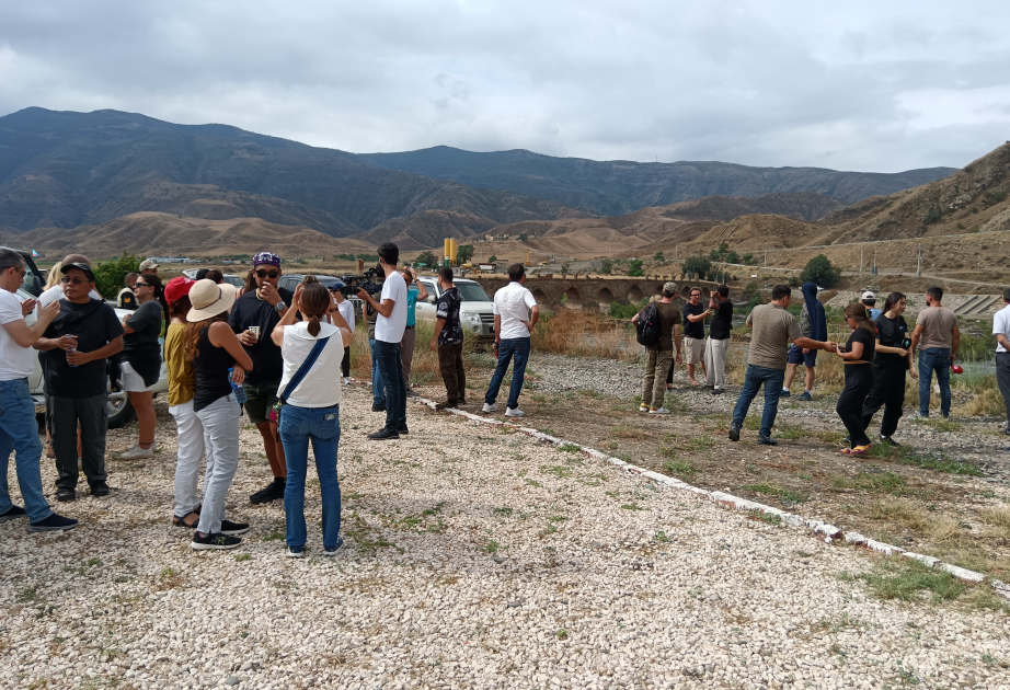 International travelers familiarize themselves with Khudafarin Bridge
